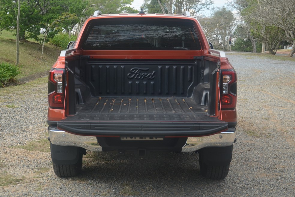 Ford Ranger Limited 2025 suporta 1.023 kg na caçamba — Foto: André Schaun/Autoesporte