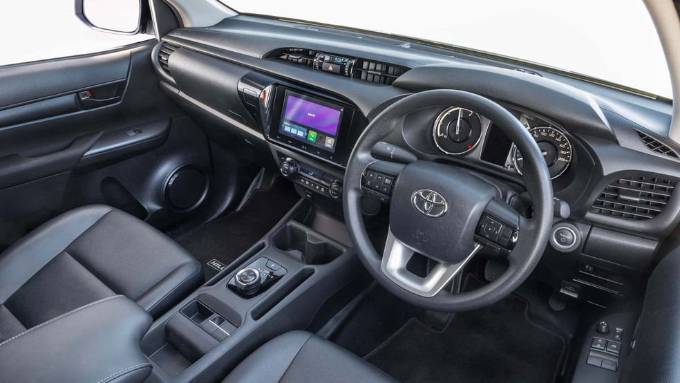 Cabine da Toyota Hilux elétrica — Foto: Divulgação