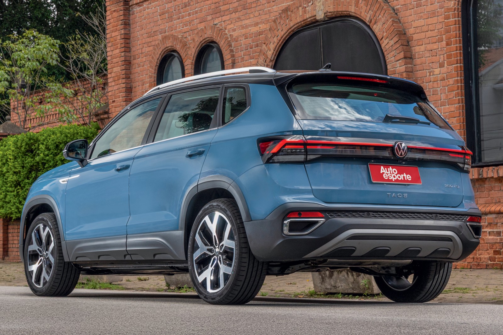 Volkswagen Taos Highline 2026 - Traseira diagonal — Foto: Renato Durães/Auto News Brasil