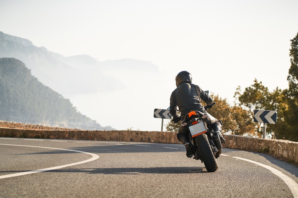 A posição correta para pilotar uma moto, depende da proposta do veículo — Foto: Daniel Lozano Gonzalez/Getty Images