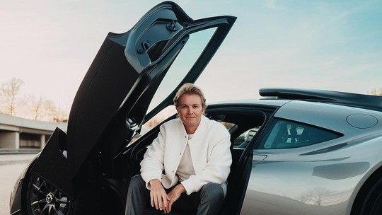 Vídeo: Nico Rosberg recebe seu hipercarro da Mercedes com motor de F1