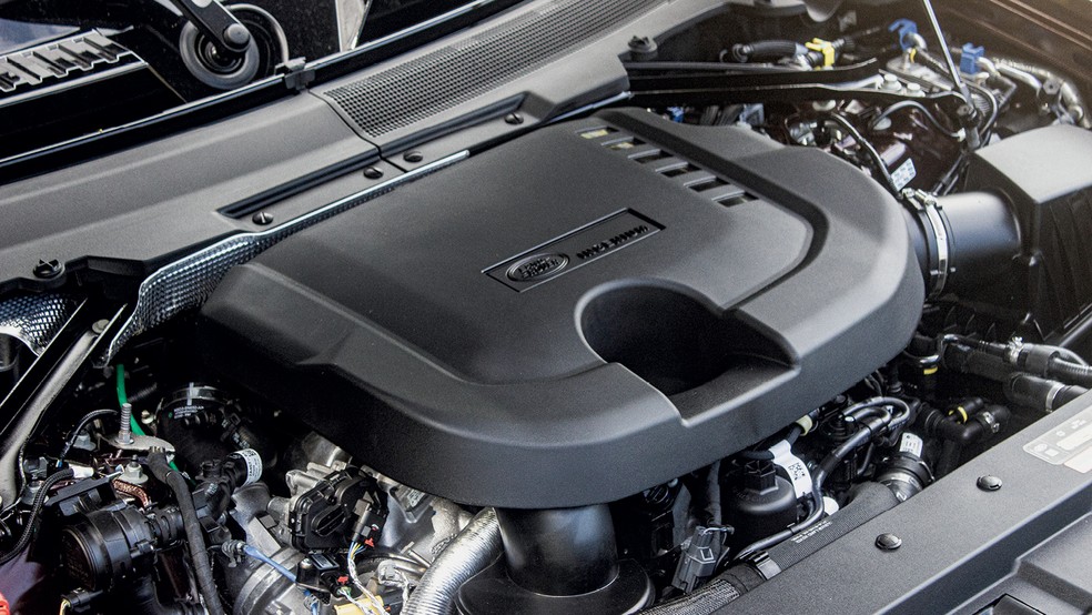 Land Rover Defender 130 é equipado com motor 3.0 turbodiesel de seis cilindros; são 300 cv de potência e 66,3 kgfm de torque — Foto: Divulgação