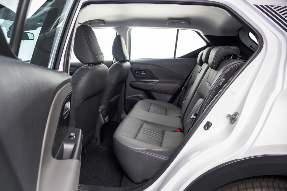 Nissan Kait oferece bom espaço aos passageiros do banco de trás, com seu entre-eixos de 2,62 — Foto: Divulgação