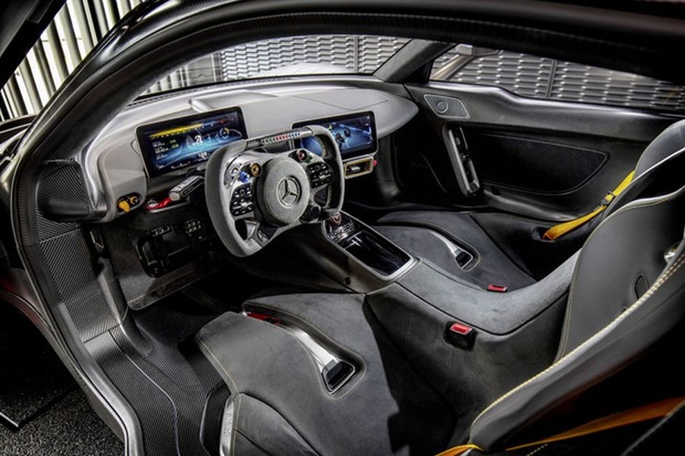 Mercedes-AMG One tem cockpit inspirado no monoposto de Fórmula 1 — Foto: Divulgação
