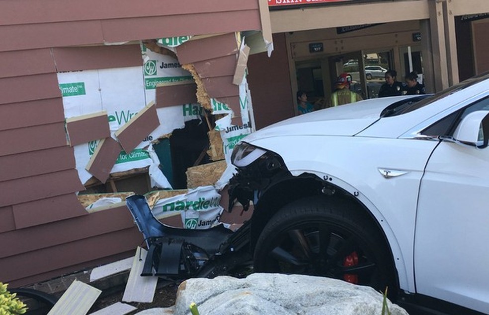 Dono de Tesla Model X diz que veículo acelerou sozinho (Foto: Reprodução) — Foto: Auto Esporte