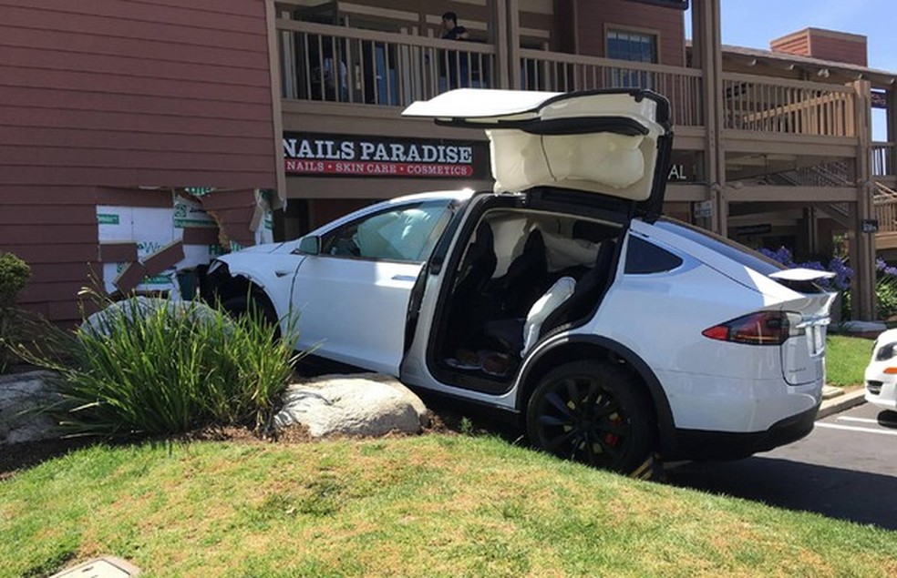 Dono de Tesla Model X diz que veículo acelerou sozinho (Foto: Reprodução) — Foto: Auto Esporte