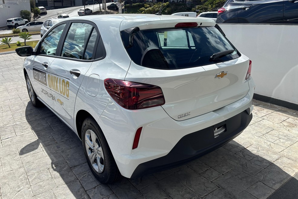 Por fora, o Chevrolet Onix Log parece qualquer outra versão do hatch compacto  — Foto: Marlos Ney Vidal/Autos Segredos