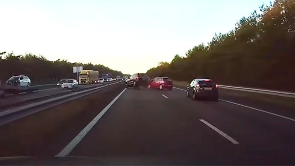 Tesla Model S prevê acidente segundos antes dele acontecer (Foto: Reprodução) — Foto: Auto Esporte