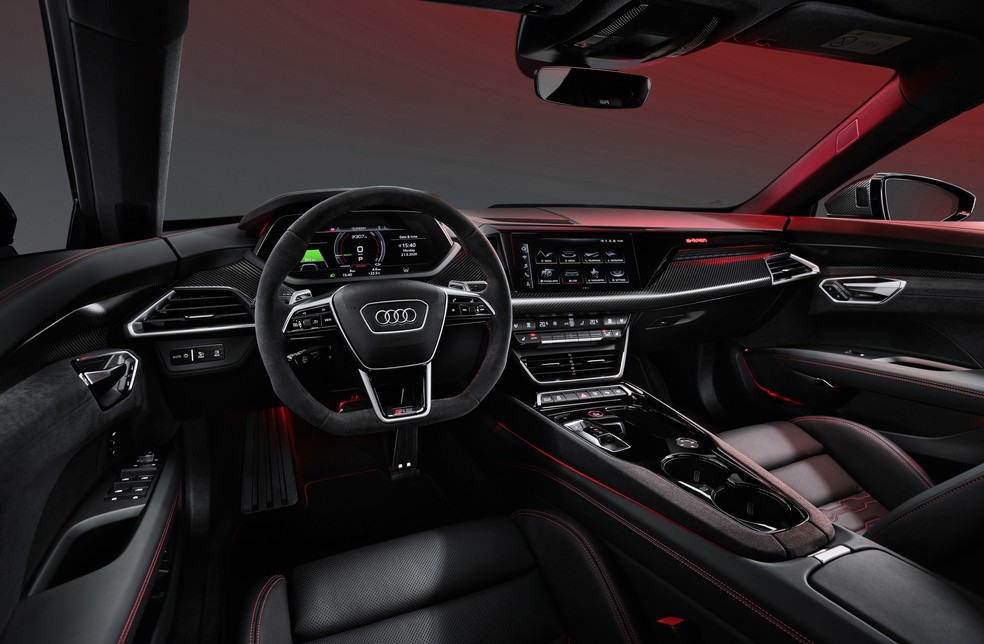 Audi RS e-tron GT traz o novo conceito de interior da Audi: sem alavanca de câmbio telas digitais e acabamento esmerado — Foto: Divulgação