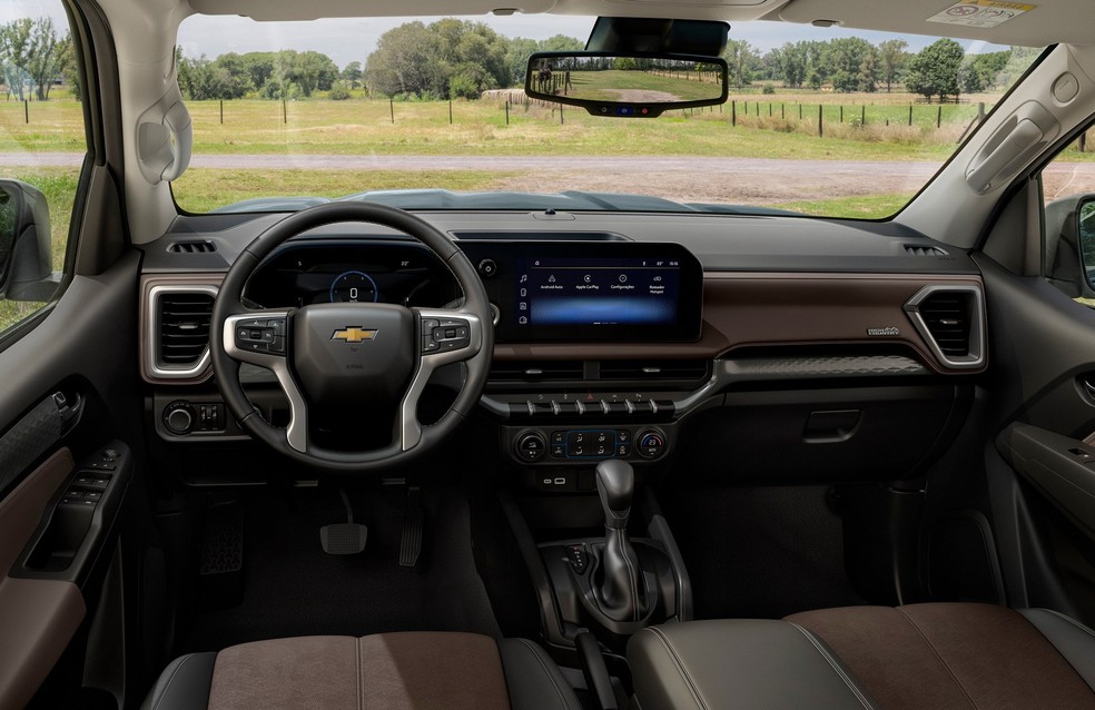 Interior da Chevrolet S10 tem design que lembra o da Silverado. O volante, inclusive, é o mesmo — Foto: Divulgação