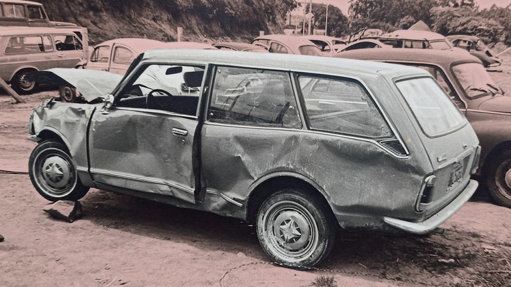 Perua Corolla 1400 1972 - As fotos aqui mostradas da perua Corolla, já batida e no pátio da delegacia, em 1973, são absolutamente inéditas e permaneceram desconhecidas por quase meio século. Elas foram encontradas durante pesquisas no acervo do Museu da Imprensa Automotiva, o Miau.