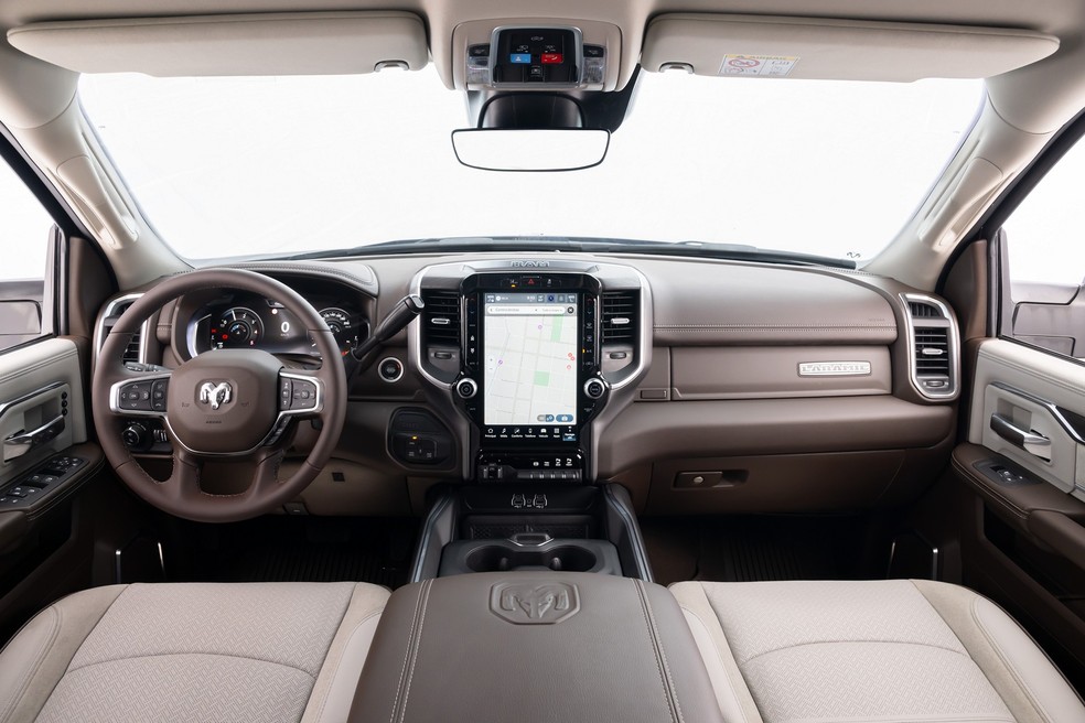 Nova Ram 2500 Laramie tem interior em marrom e bege — Foto: Divulgação