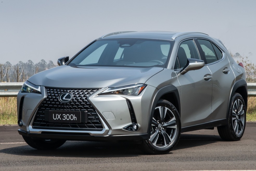 Lexus UX 300h oferece longa lista de itens de série e pode recorrer à assistência da Toyota quando não há uma concessionária da marca de luxo por perto — Foto: Divulgação