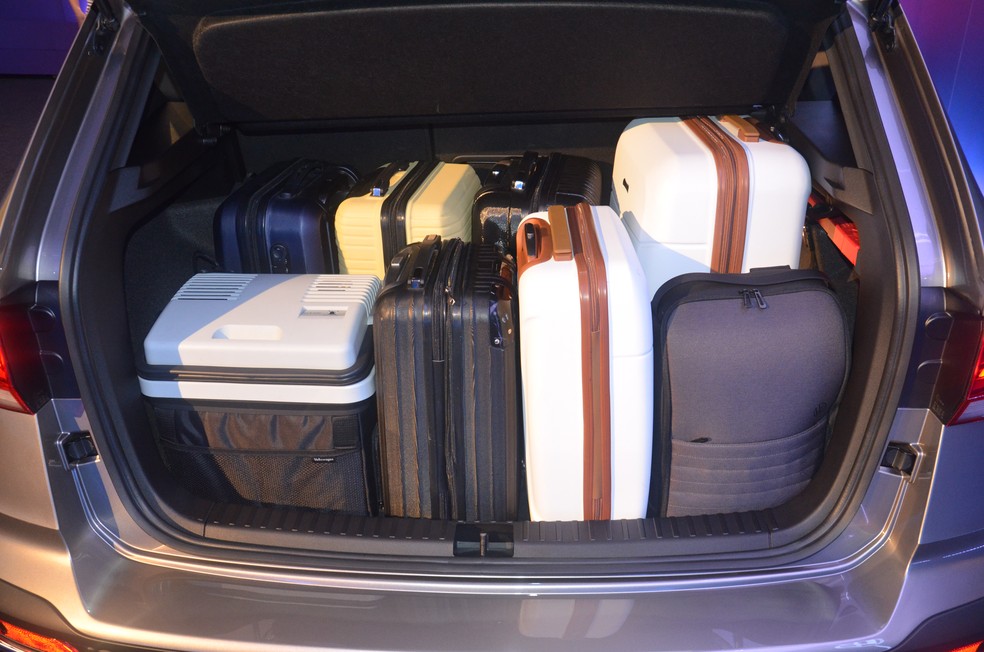 Espaço no porta-malas é um dos destaques do Volkswagen Taos — Foto: André Schaun
