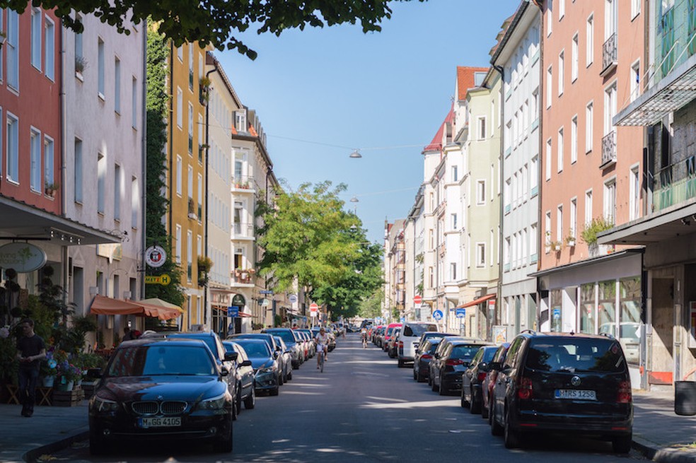 Acelerar forte em áreas residenciais é crime na Alemanha — Foto: Reprodução