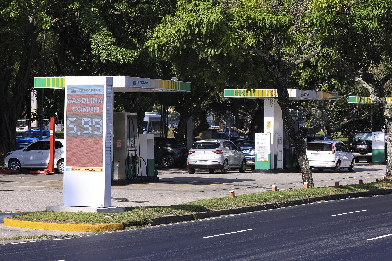 Por que preço da gasolina com mais etanol não caiu como o governo previa?