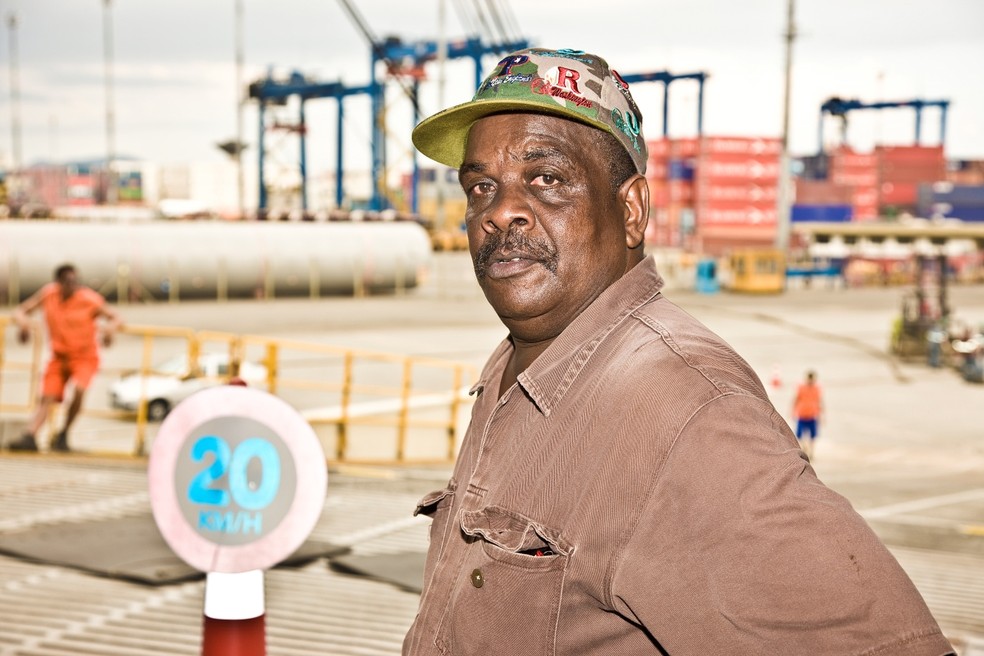 Décio Oliveira, dono de uma das vozes mais conhecidas do porto de Santos — Foto: Paulo Varella