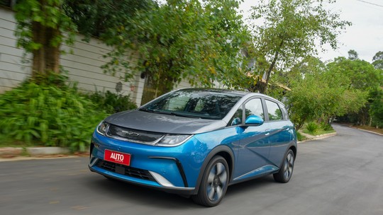 BYD Dolphin Plus tem mais autonomia e segurança, mas custa R$ 30 mil extras. Vale a pena?; teste