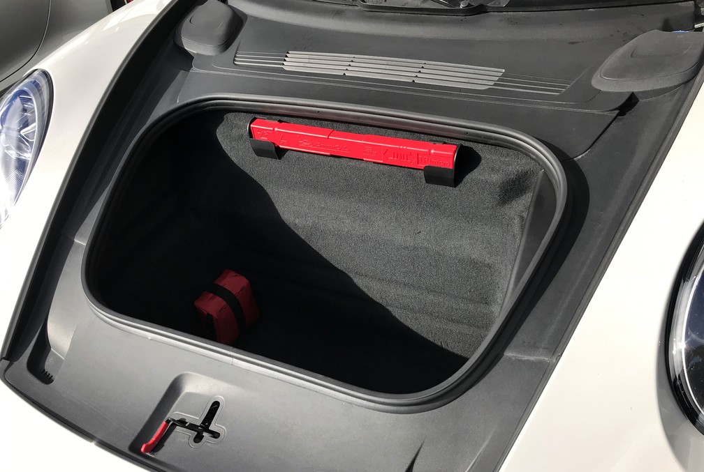 Porta-malas do Porsche 911 acomoda apenas 132 litros — Foto: André Paixão/G1