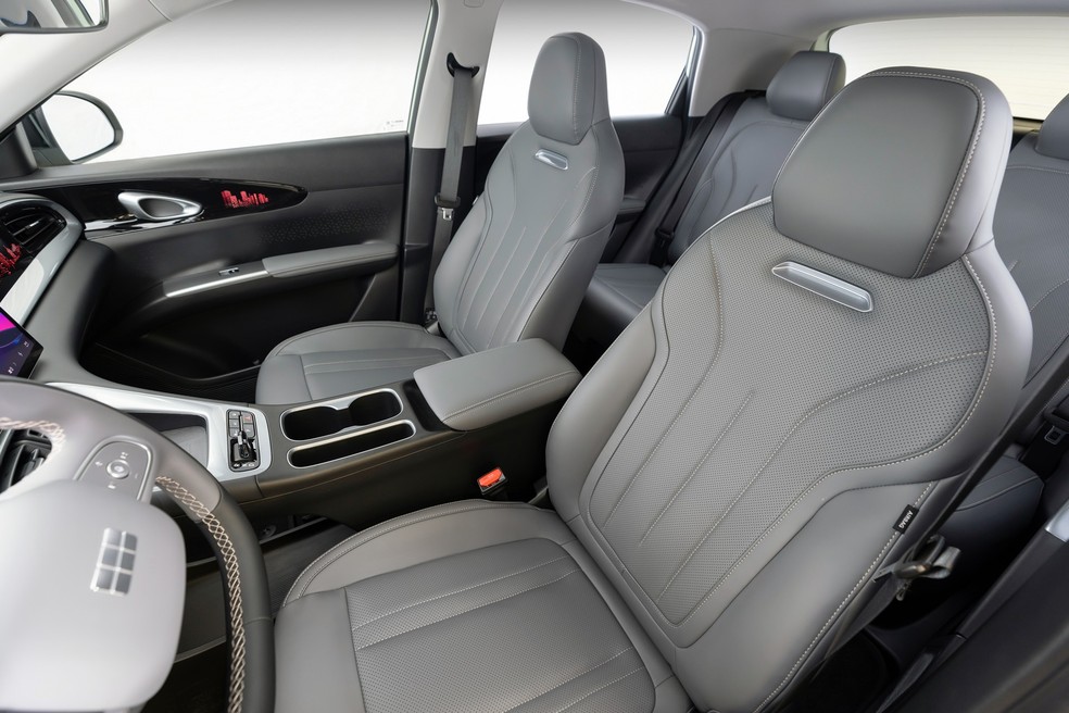Geely EX2 tem bancos que poderiam ser mais macios — Foto: Divulgação