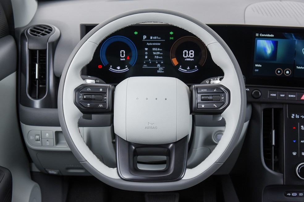 Hyundai i20 2027 tem volante semelhante ao apresentado pelo Hyundai Kona — Foto: Murilo Góes/Autoesporte