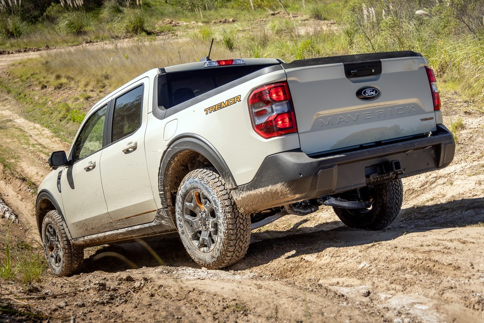 Com suspensão reforçada, pneus off-road e ângulos mais generosos, Maverick Tremor é a mais lameira das versões — Foto: Divulgação/Ford
