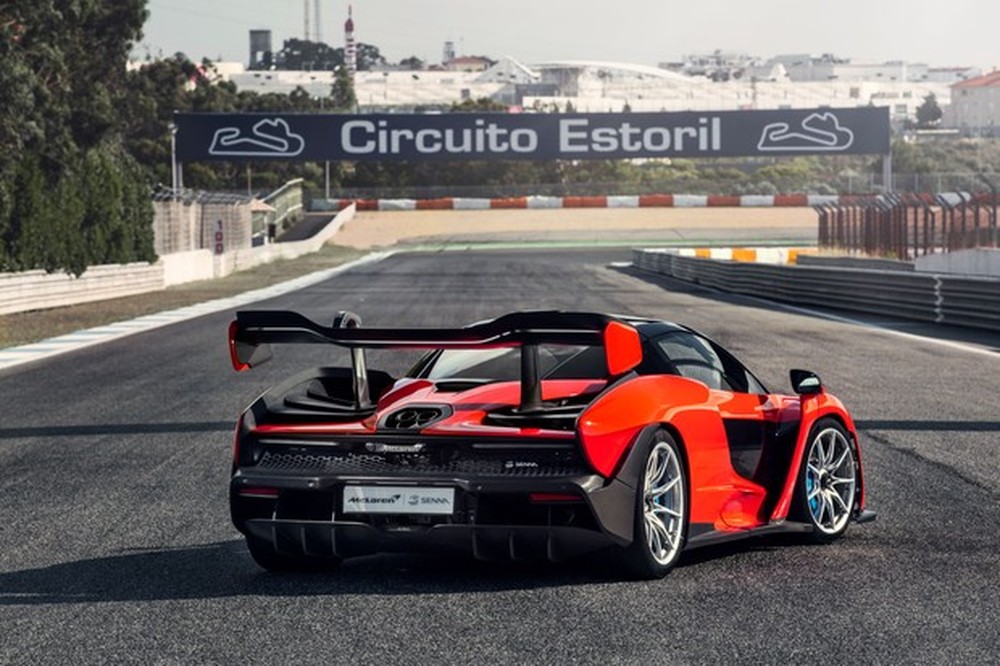 McLaren Senna e réplica do carro do primeiro título mundial de Ayrton