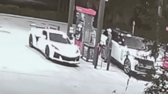 Chevrolet Corvette tem venda suspensa por risco de incêndio ao reabastecer