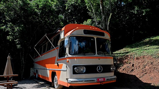 Ônibus da Mercedes de 1972 vira hotel sobre rodas; veja como é se hospedar