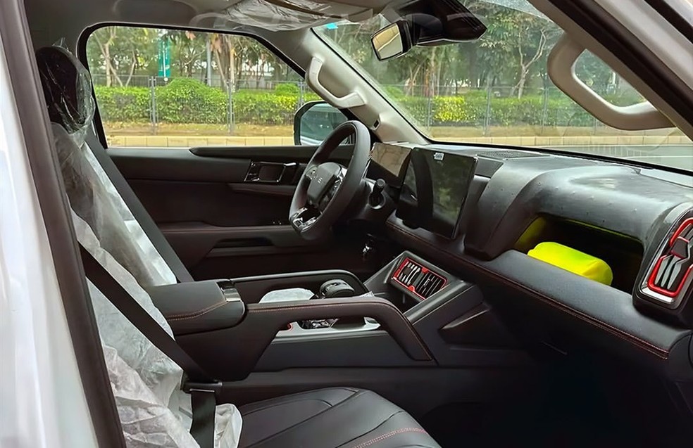 Cabine da BYD Shark mantém marca registrada da fabricante e deve vir equipada com central multimídia giratória  — Foto: Reprodução/@canalcarros