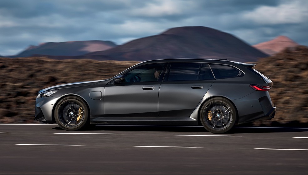 BMW M5 Touring é plug-in hííbrida que tem motor V8 4.4 litros biturbo trabalhando em conjunto com uma unidade elétrica — Foto: Divulgação