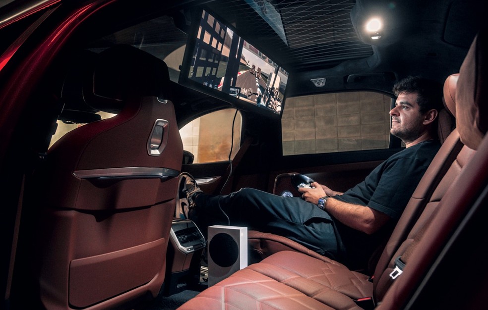Console nas portas, tela 8K e teto solar com iluminação: essa é a vida de quem viaja no i7 — Foto: Fabio Aro/Auto News Brasil