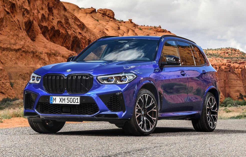 BMW X5 M Competition tem para-choques mais agressivos e rodas de 21 polegadas na frente e de 22" atrás — Foto: Divulgação