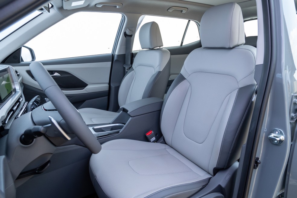 Mesmo na posição mais baixa, motorista fica elevado no Hyundai Creta Ultimate  — Foto: Renato Durães/Auto News Brasil