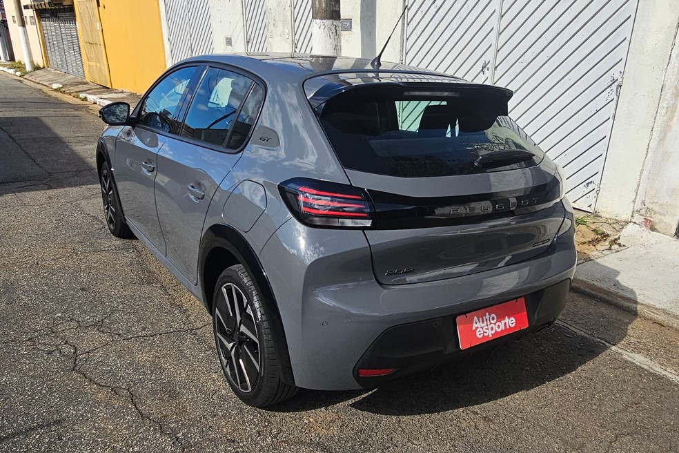 Peugeot 208 tem lanternas conectadas por uma barra preto brilhante  — Foto: Jady Peroni/Auto News Brasil