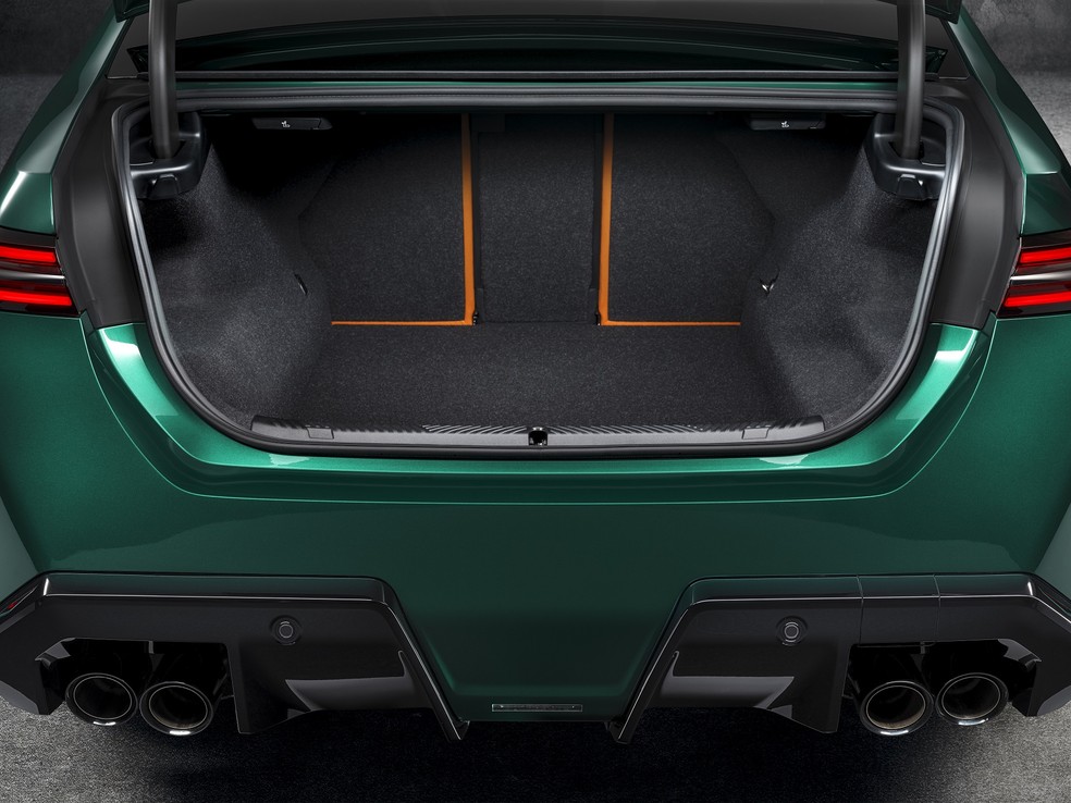 Porta-malas do BMW M5 oferece 466 litros, segundo a fabricante — Foto: Divulgação