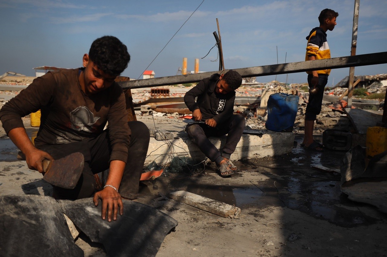 Como palestinos produzem gasolina sintética a partir de plástico