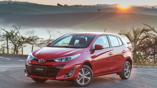 Toyota Yaris estreia vendendo mais do que o ‘irmão menor’ Etios
