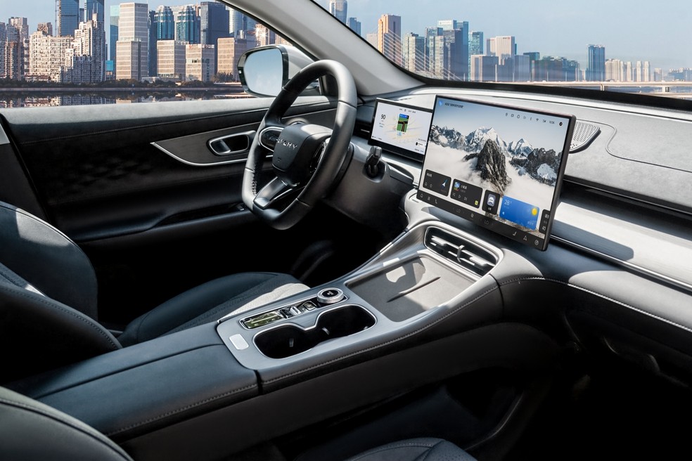 Novo Chery Tiggo 8 tem central multimídia de 15,6 polegadas em destaque no painel — Foto: Divulgação