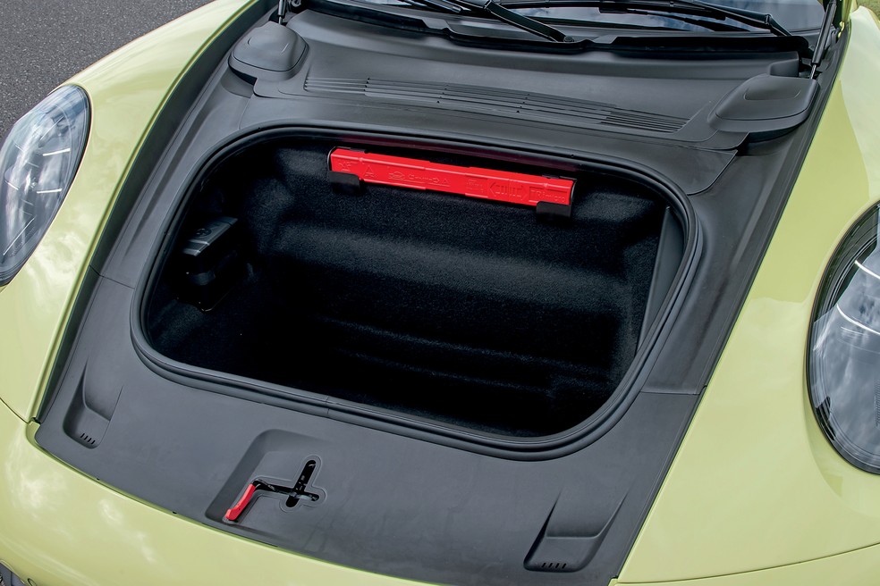 Porsche 911 Carrera GTS tem capacidade no porta-malas de 135 litros  — Foto: Divulgação