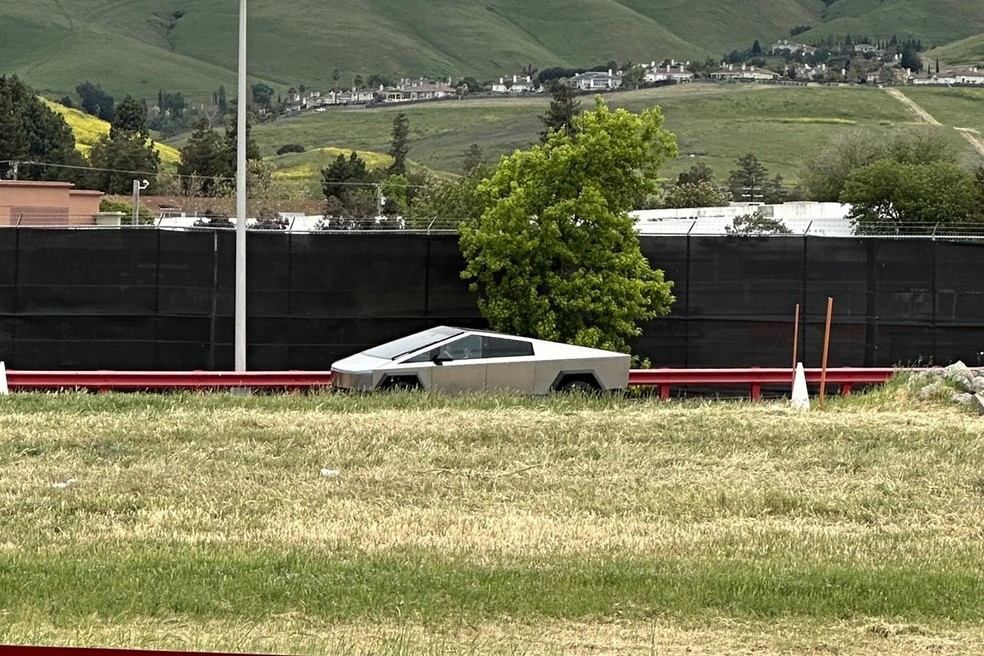 Picape foi flagrada rodando na pista da fábrica da Tesla, na Califórnia — Foto: Reprodução/Cybertruck Owners Club
