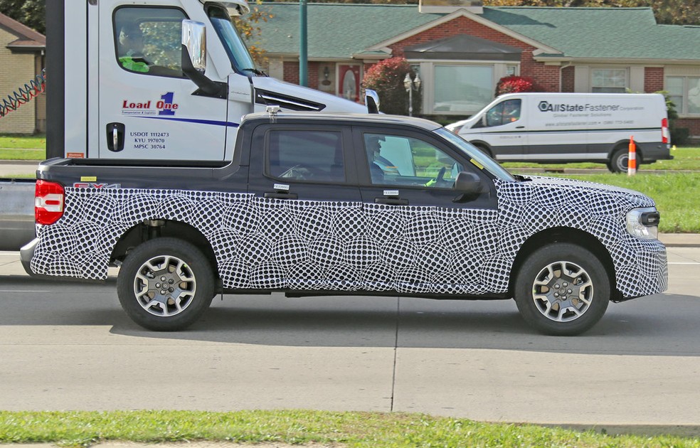 Camuflagem ajuda a discarçar apliques plásticos nas caixas de roda da Ford Maverick — Foto: Automedia