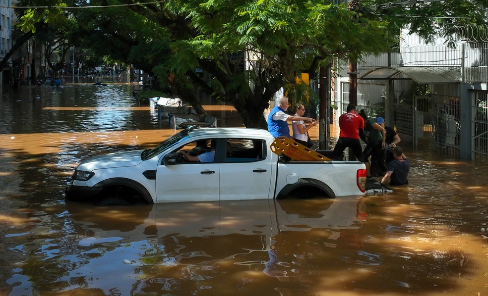Picapes são os veículos que mais auxiliam nos resgate entre os voluntários — Foto: Jefferson Fernandes/Getty Images