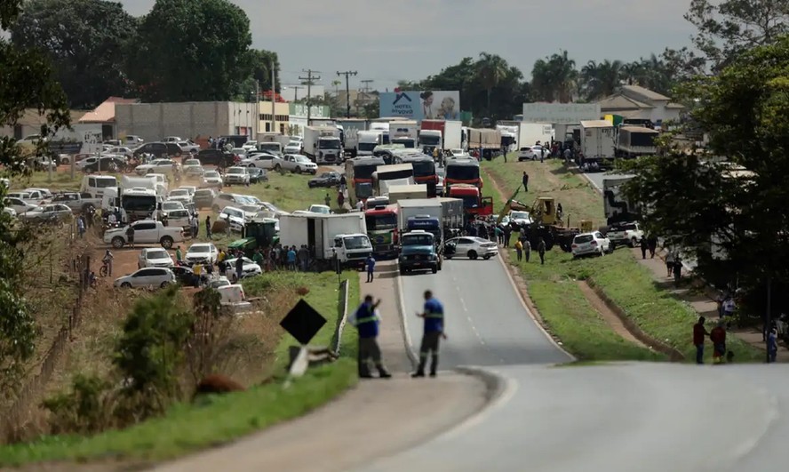 Veículos bloqueando a via