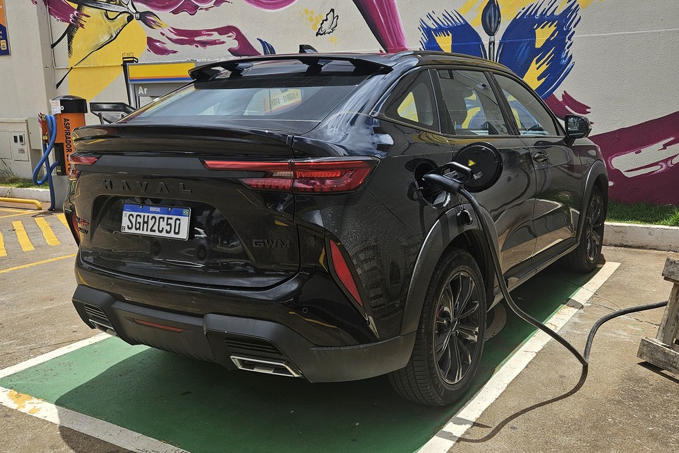 Em um carregador rápido (DC) de 30 kW, recuperamos 100% das baterias do Haval H6 GT 2025 em 1 hora e 22 minutos — Foto: Leonardo Felix/Auto News Brasil