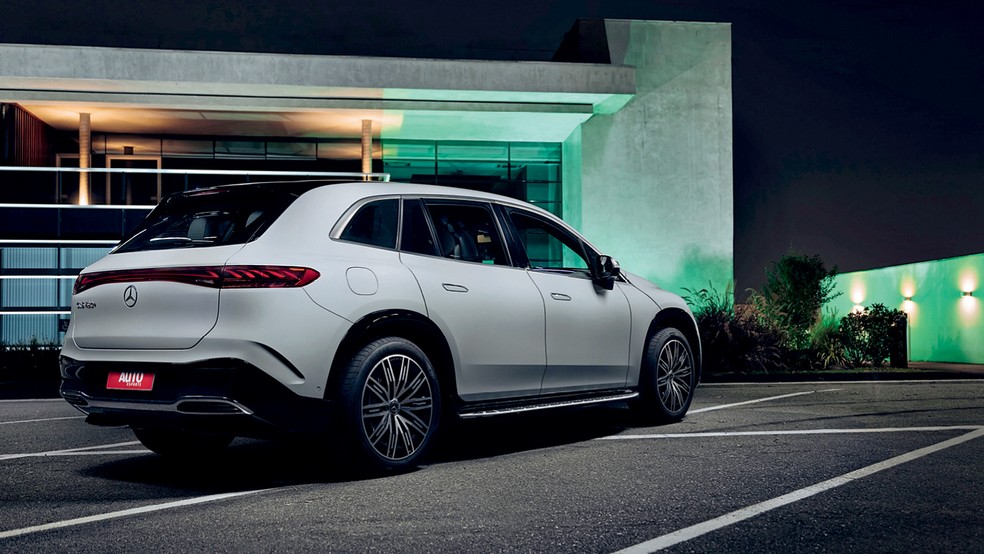 Modo Sport do Mercedes-Benz EQS SUV ativa som artificial de motor a combustão — Foto: Fabio Aro/Auto News Brasil