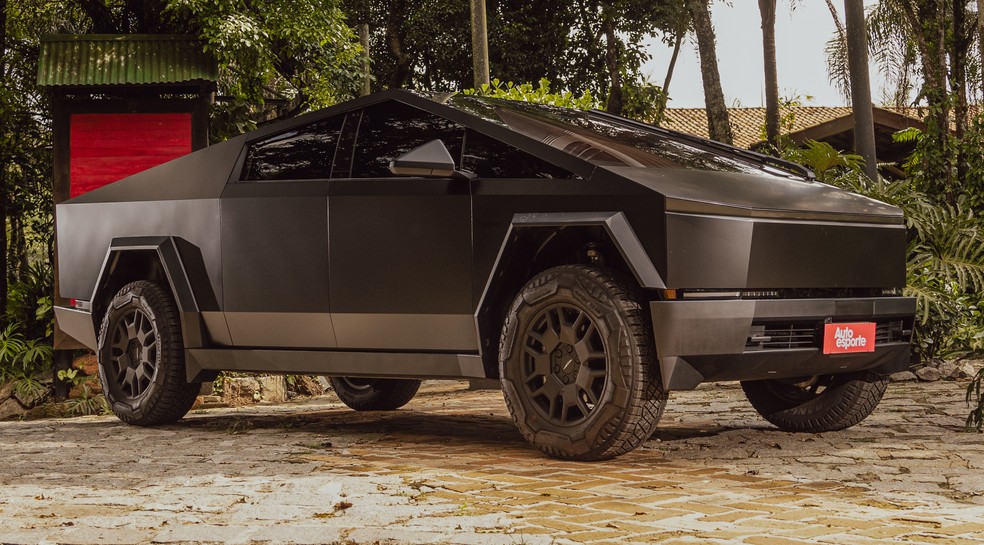 Tesla Cybertruck é equipada com rodas de 20 polegadas  — Foto: Auto News Brasil/Renato Durães