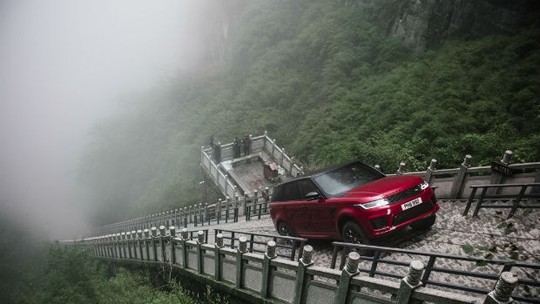 Vídeo: Range Rover Sport híbrido sobe escada de 999 degraus na China