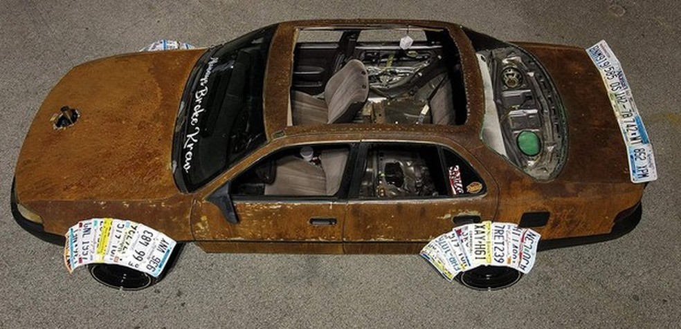 Carro teve parte do teto e vidros removidos (Foto: Reprodução/Reddit) — Foto: Auto Esporte