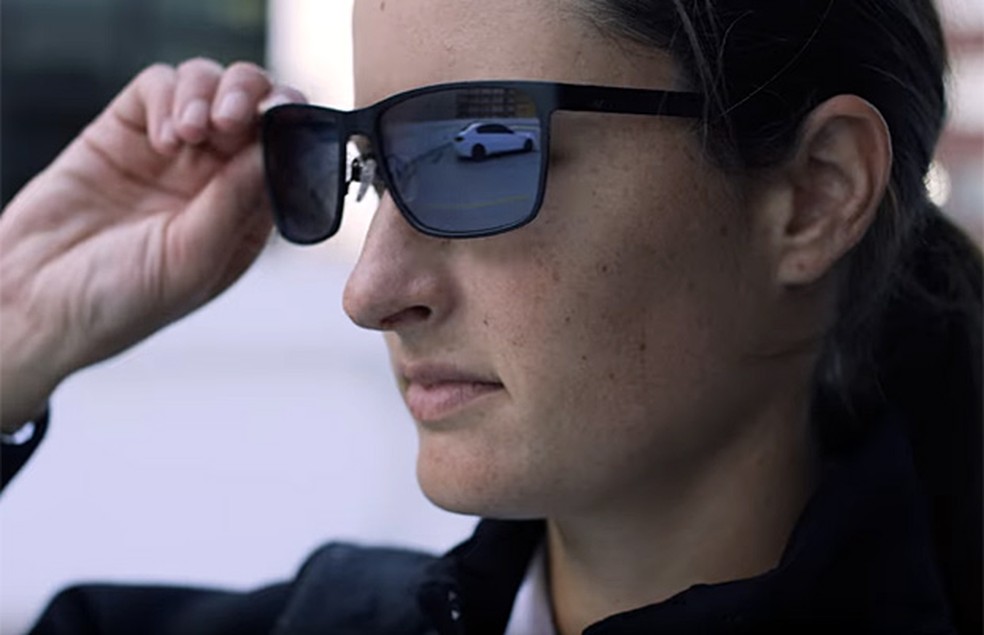 Anúncio da BMW mostra mãe saindo do trabalho e pegando um M5 para a volta pra casa — Foto: Reprodução/YouTube/BMW USA